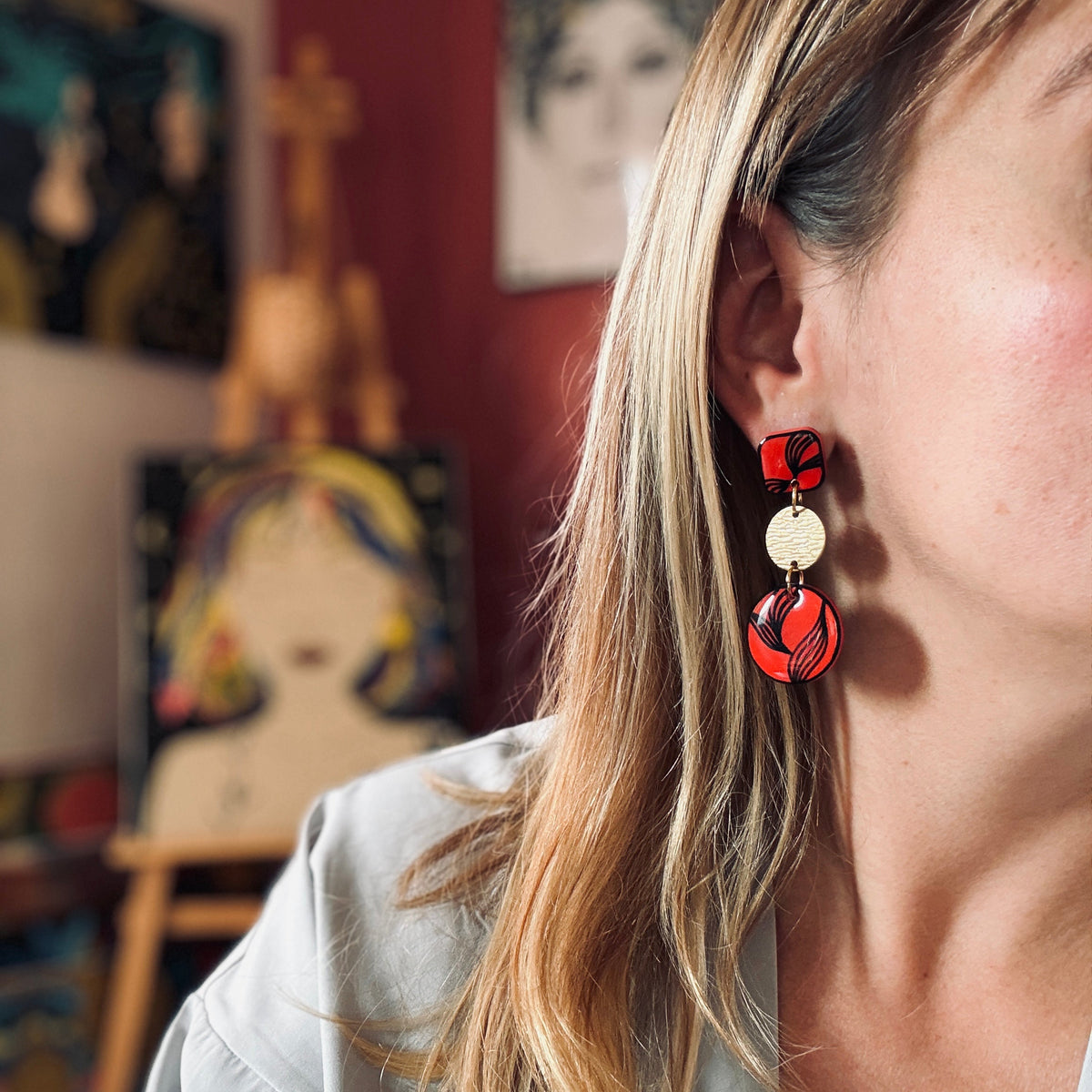 Boucles d'oreilles pendantes rouges et dorées : Éléonore