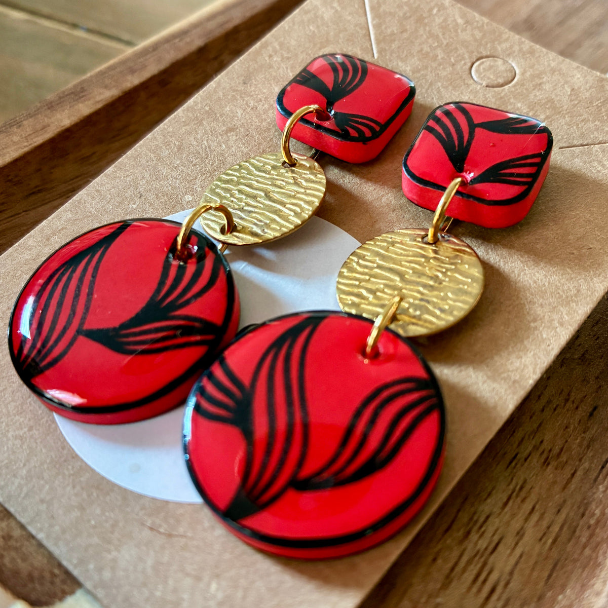 Boucles d'oreilles pendantes rouges et dorées : Éléonore